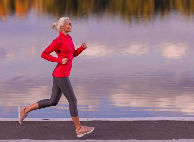 fit woman running outside, idea of ​​the best type of exercise for weight loss